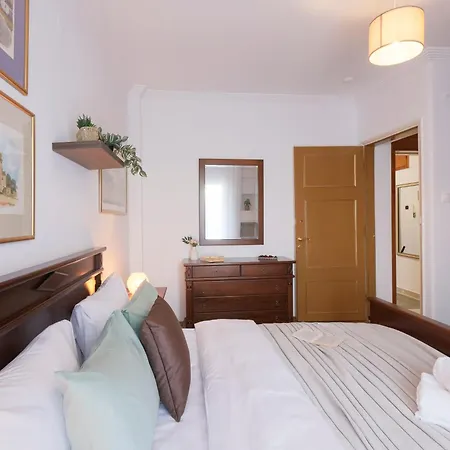 Luxury Vantage 3br Spatial View Apartment *