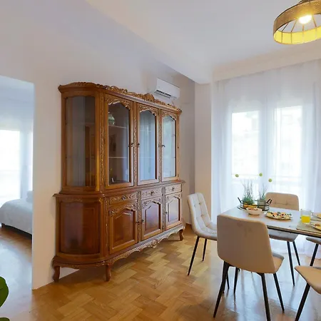 Luxury Vantage 3br Spatial View Apartment