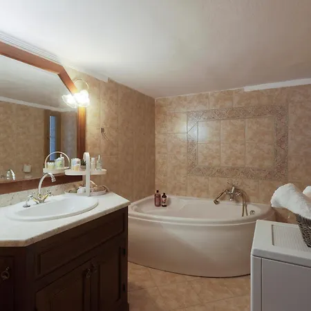Luxury Vantage 3br Spatial View Apartment